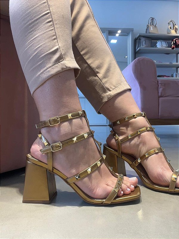Sandália salto grosso spikes