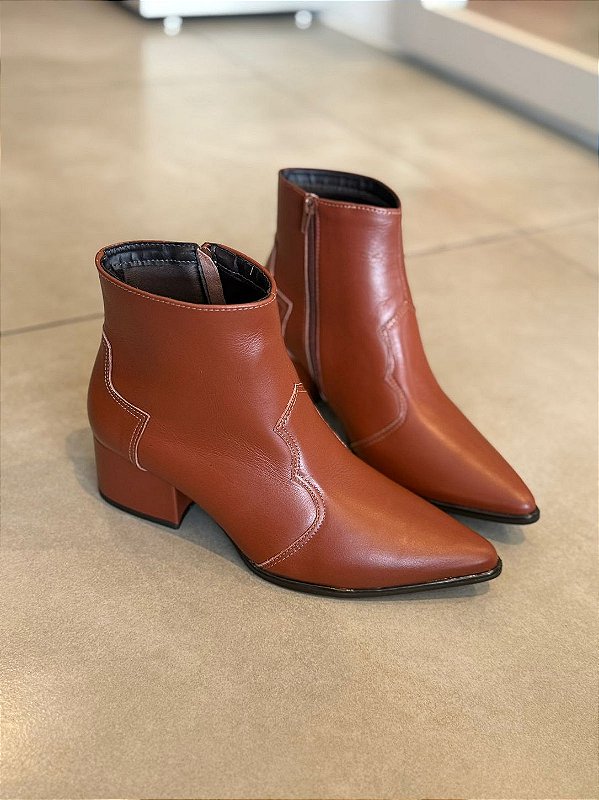 Bota bico fino couro