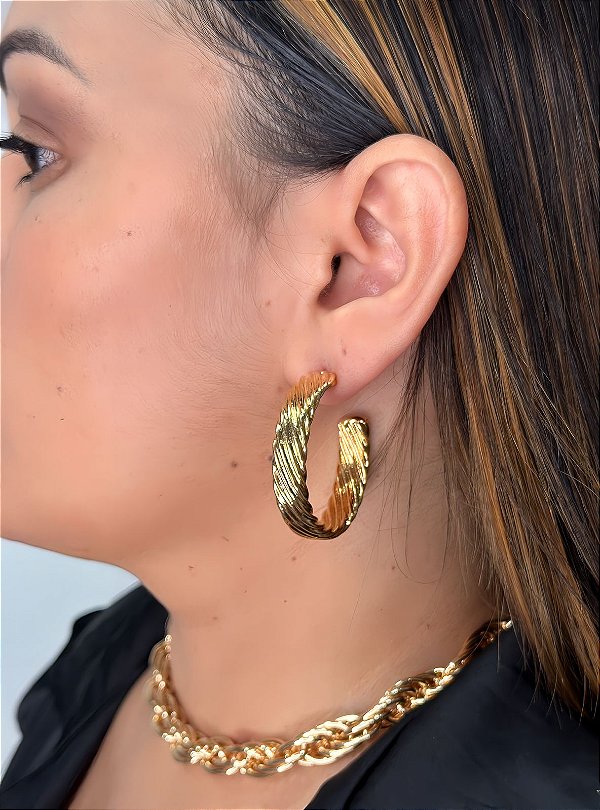 BRINCO ARGOLA TORCIDA G BANHADO A OURO 18K