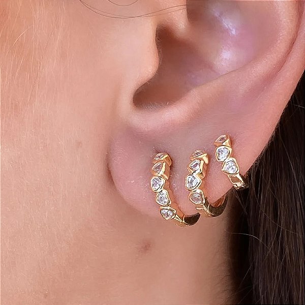 ARGOLA MINI CORAÇÕES CRAVAÇÃO INGLESA BANHADO A OURO 18K
