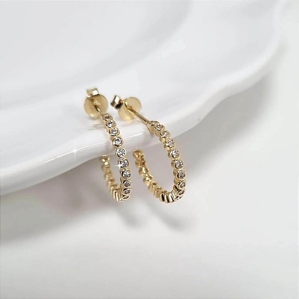 BRINCO MEIA ARGOLA CRAVEJADA BANHADA A OURO 18K
