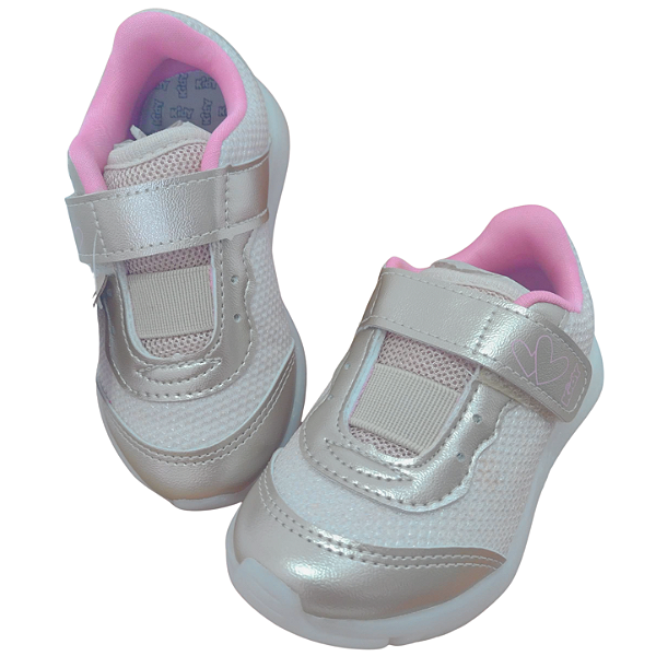 Tênis com LED no solado, cheirinho e fechamento em velcro