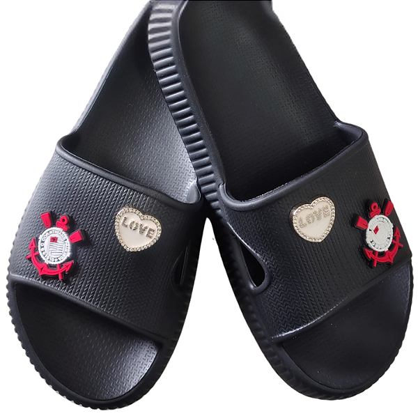 Chinelo Nuvem Slide Preto em EVA com 02 Pins à sua escolha - tema futebol