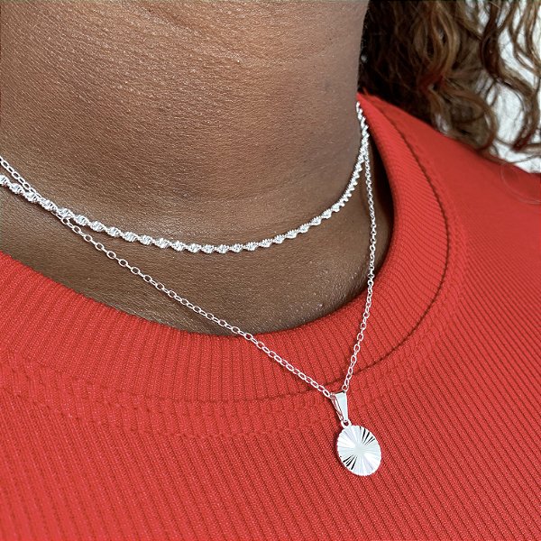 Cordão pingente medalha frisada banhado a prata