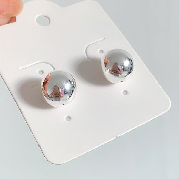 Brinco esfera tradicional grande banhado a prata