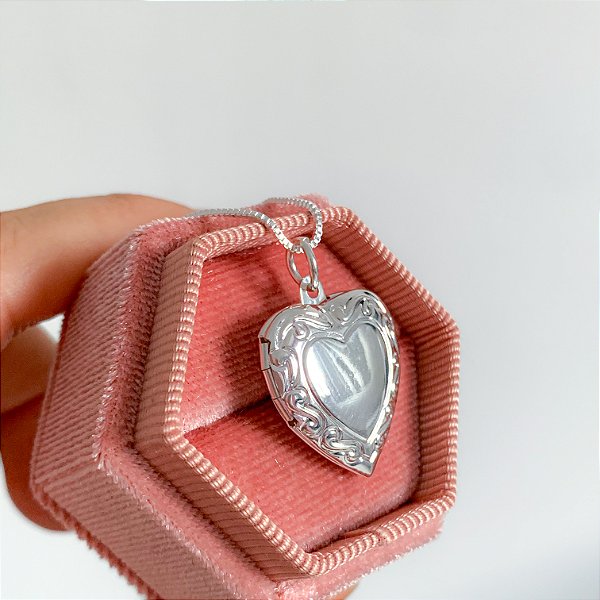 Cordão relicário coração borda 45cm detalhes banhado a prata