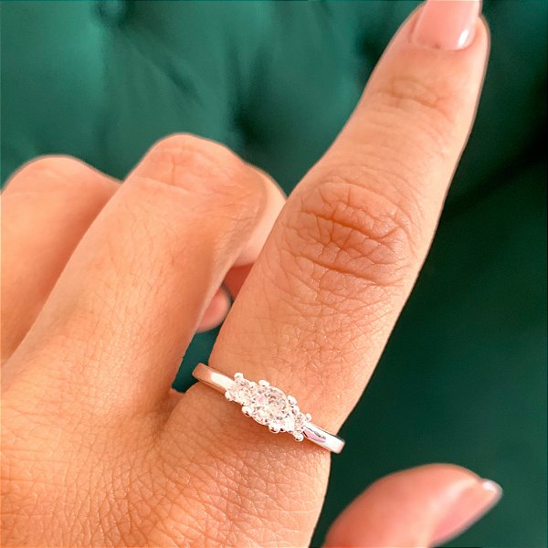 Anel solitário 3 pedras princesa banhado a prata