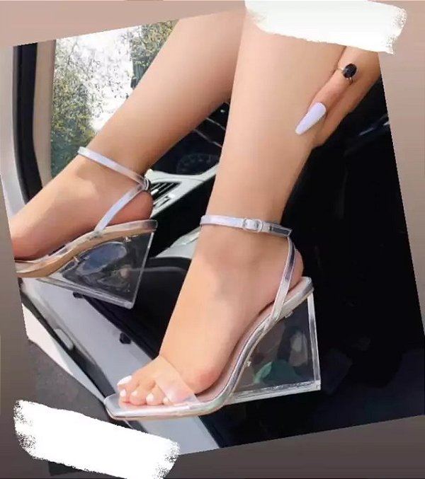 SANDÁLIA CRISTAL COM CORREIA