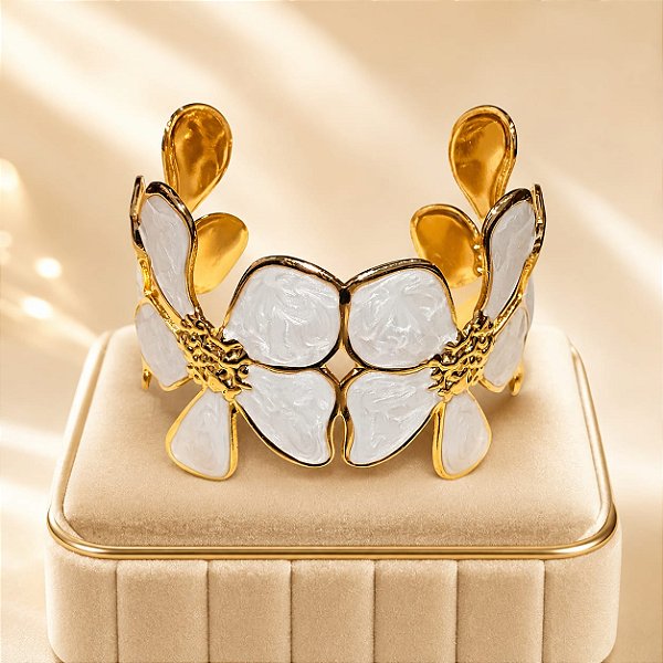 Bracelete Flor Branco Perolado Aço Inox com banho dourado