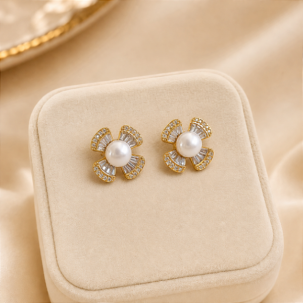 Brinco Flor 4 Pétalas Cravejado Banhado a Ouro 18k