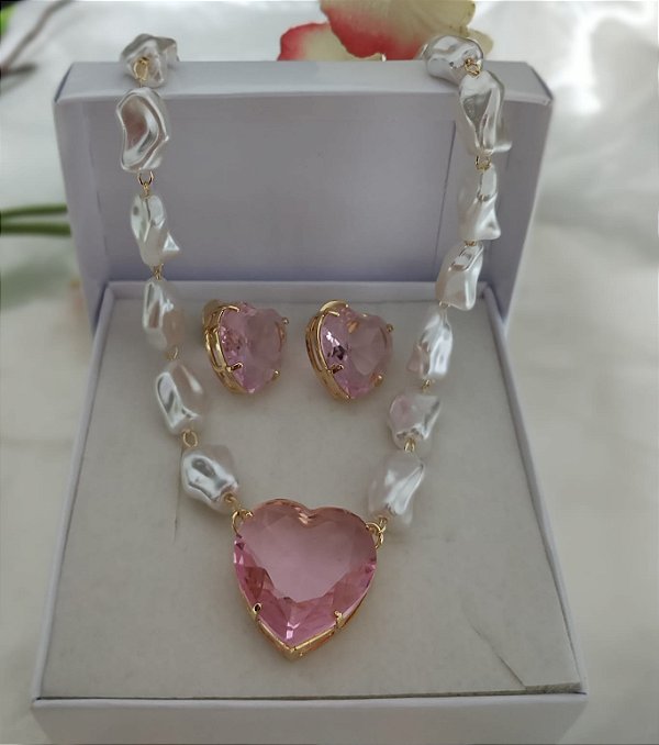 Conjunto Colar Pérolas  Estilo Barroco com Pingente e Brinco Coração Pedra Zircônia Banhado em Ouro 18k.
