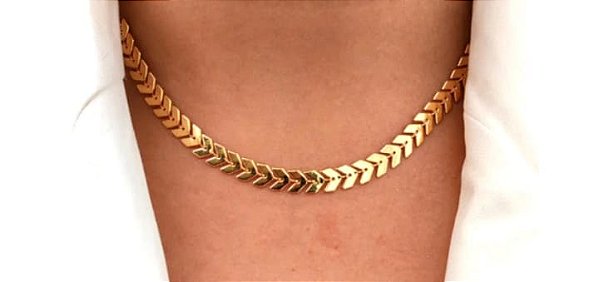 Colar Choker Feminino  Escama de Peixe Seta Liso Banhado em Ouro 18k.