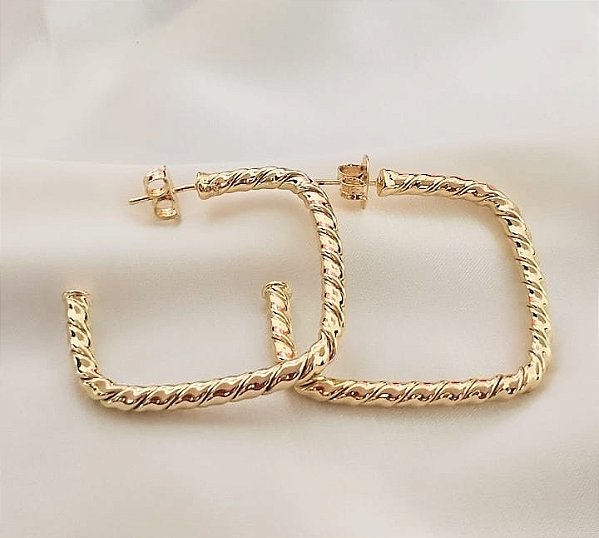 Brinco Argola Quadrado Torcido Banhado em Ouro 18K.