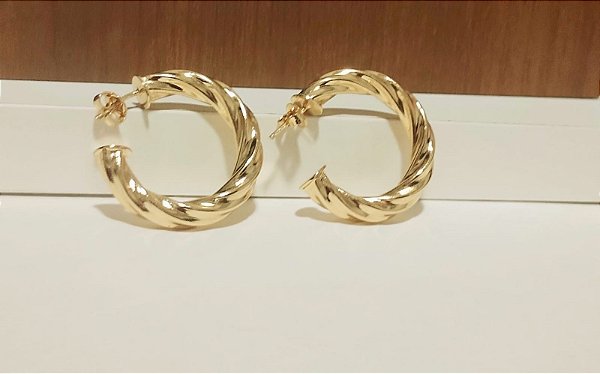Argola Tubo Torcido Tamanho M Banhado em Ouro 18 k.