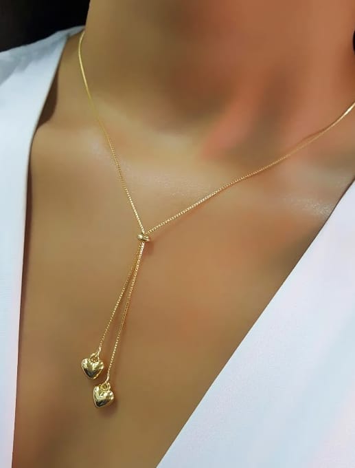 Colar Gravatinha Regulável com Coração nas Pontas Banhado em Ouro 18k.