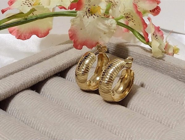 Brinco Argola Semi Aberta com Detalhes em Listras  Banhada em Ouro 18 k.