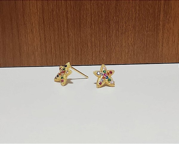 Brinco Estrela com Pedrinhas Coloridas Banhada em Ouro 18 k.