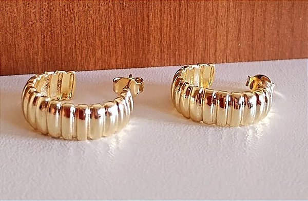 Brinco Argola Semi Aberta com Detalhes Ondulados Banhado em Ouro 18 k.