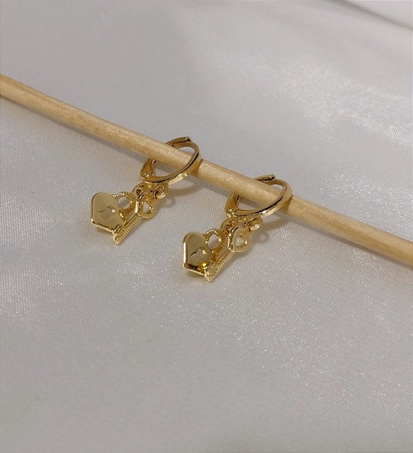 Brinco Argolinha Pingentes Cadeado e Chave Banhado em Ouro 18 k.