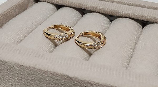 Brinco Argola Click com Detalhes Zircônia Banhada em Ouro 18 k.