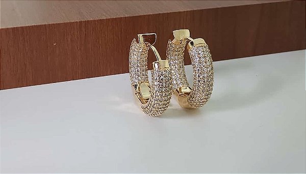 Argola Cravejada com Zircônia Cristal  Banhada em Ouro 18 k.