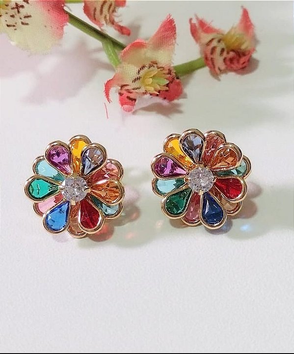 Brinco Flor Pétalas Pedras Zircônia Coloridas Banhado em Ouro 18 K.