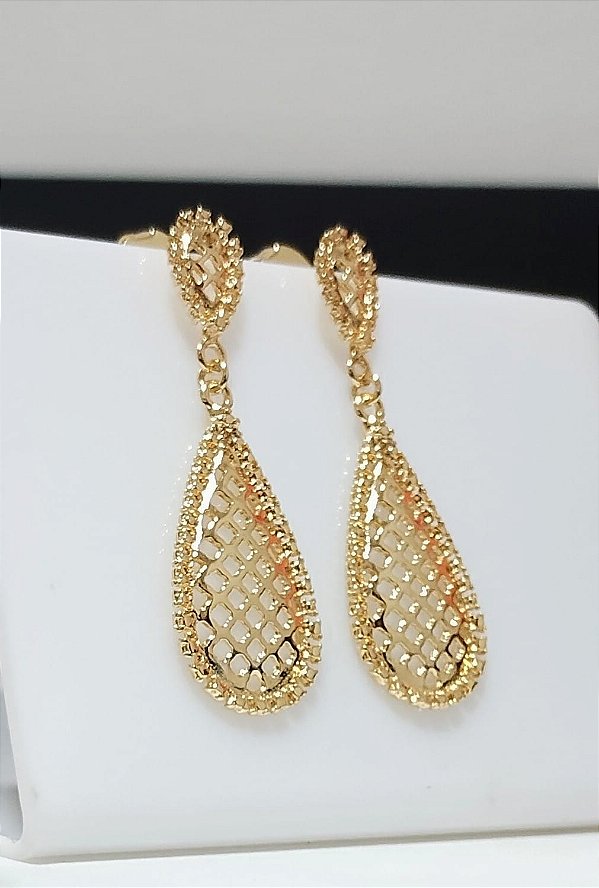 Brinco Gota com Detalhes Vazado Banhado em ouro 18 k.
