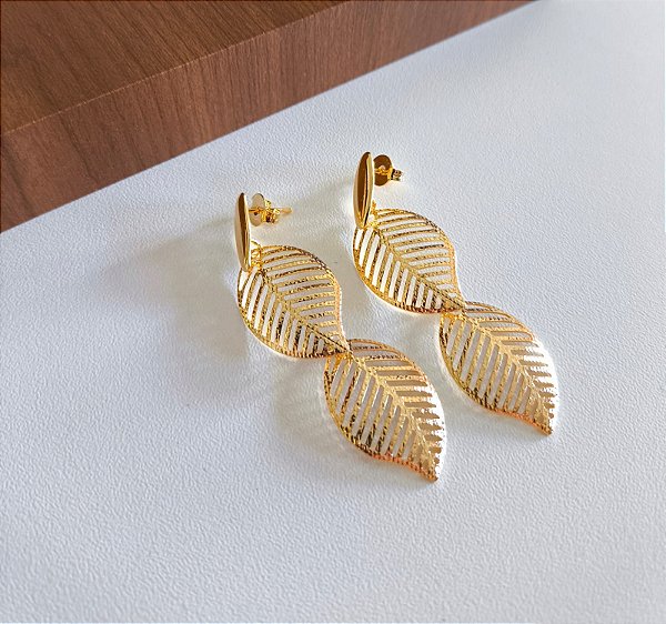 Brinco Folha Vazado Banhado em Ouro 18k.