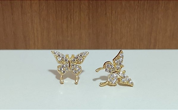 Brinco Borboleta Cravejado com Zircônia Cristal  Banhada em Ouro 18 k.