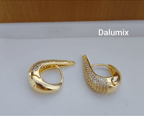 Brinco Argola Cravejada com Zircônia Banhada em Ouro 18 k.