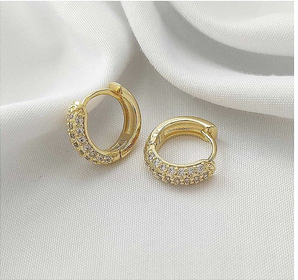 Argola Cravejada Zircônia Cristal  Banhada em Ouro 18 k.