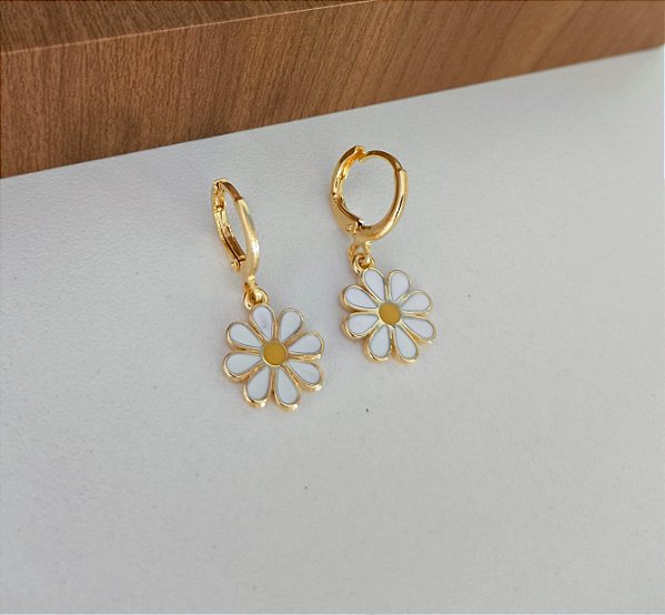 Brinco Argola Clique Margarida Branca  Banhado em Ouro 18 k