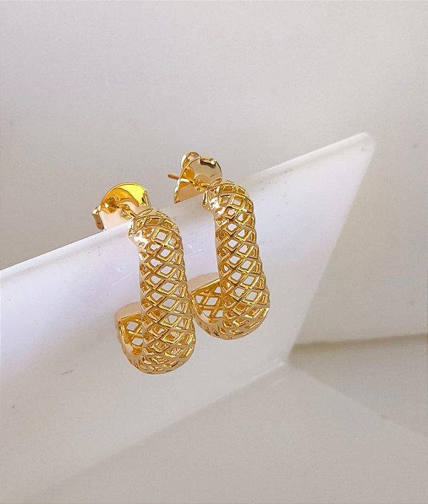 Brinco Argola Detalhe Tela Vazado banhado a Ouro 18 K