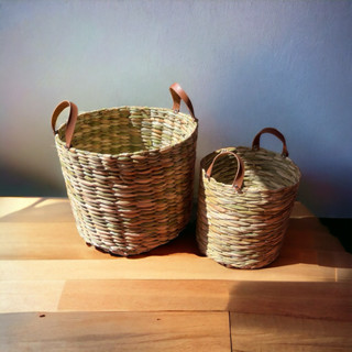 Kit com 2 Vasos Cachepot de Palha de taboa trançado com alça de couro 20x20 e 30x30