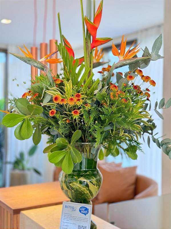 Arranjo tropical com tons laranja e terrosos