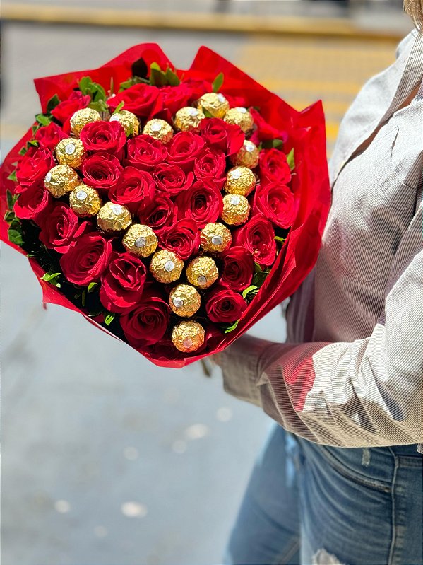 Buquê de rosas vermelhas e Chocolate em formato de coração.