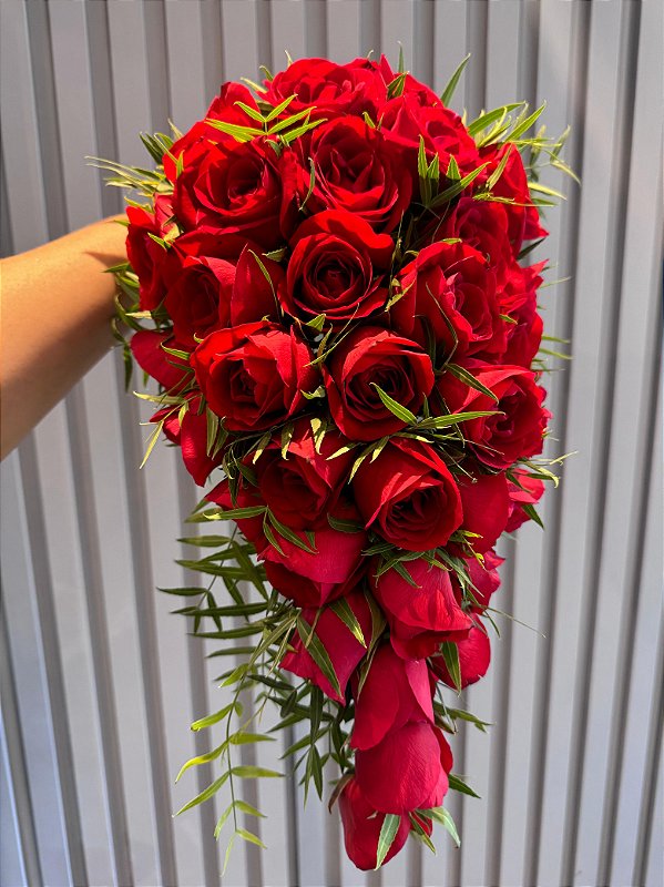 Buquê cascata de rosas vermelhas