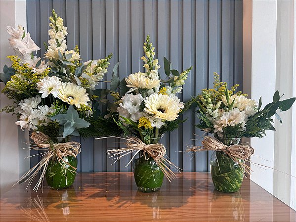 Arranjos com mix de flores brancas e leve toque de amarelo