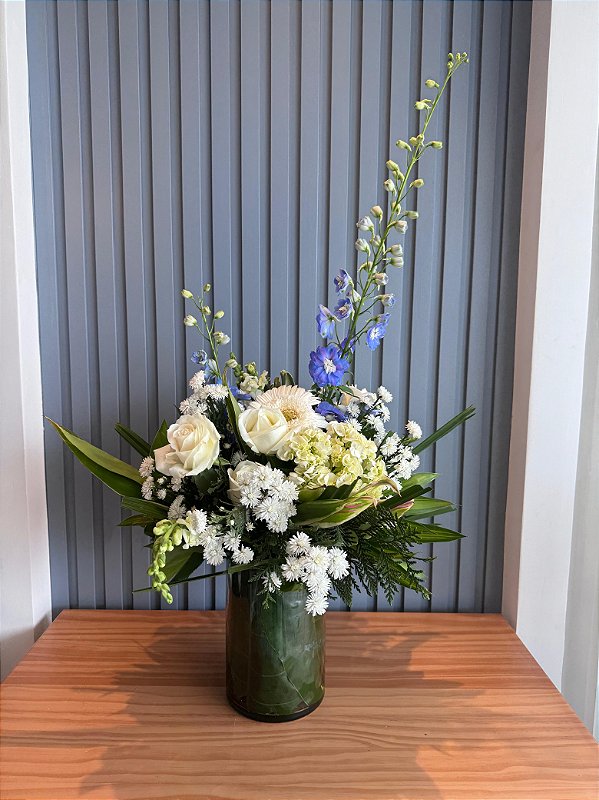 Kit Arranjos 3  Para festa ou assinatura com flores brancas e um leve toque de azul.