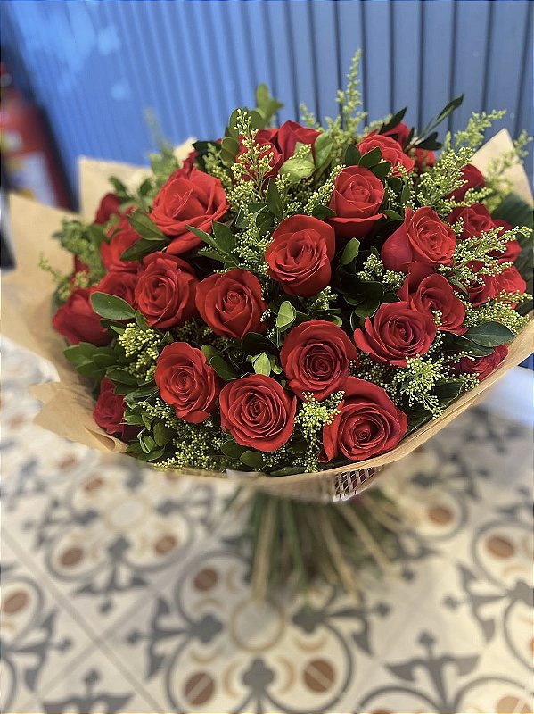 Buquê Luxo com 50 Rosas Vermelhas