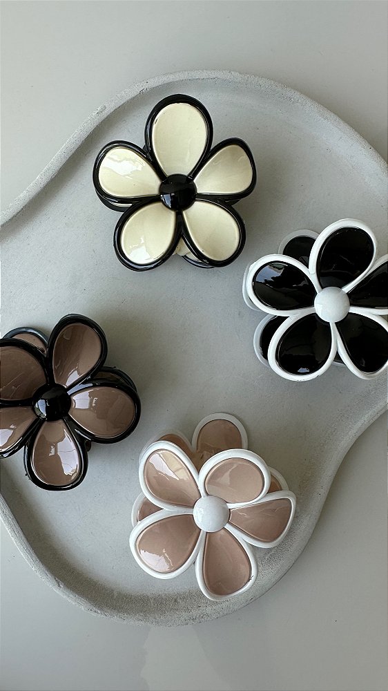 Presilha Acetato Flor Chanel