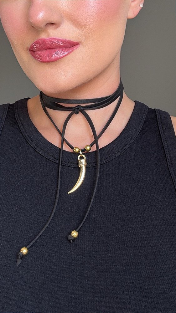 Colar Cordão Preto Dente de Sabre Dourado