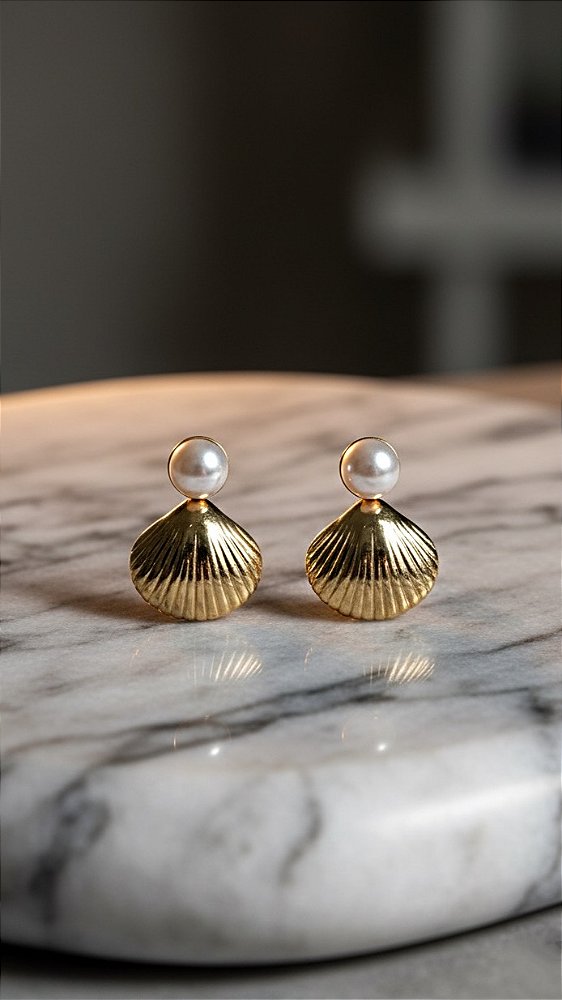 Brinco Mini Concha Pérola Dourado Aço