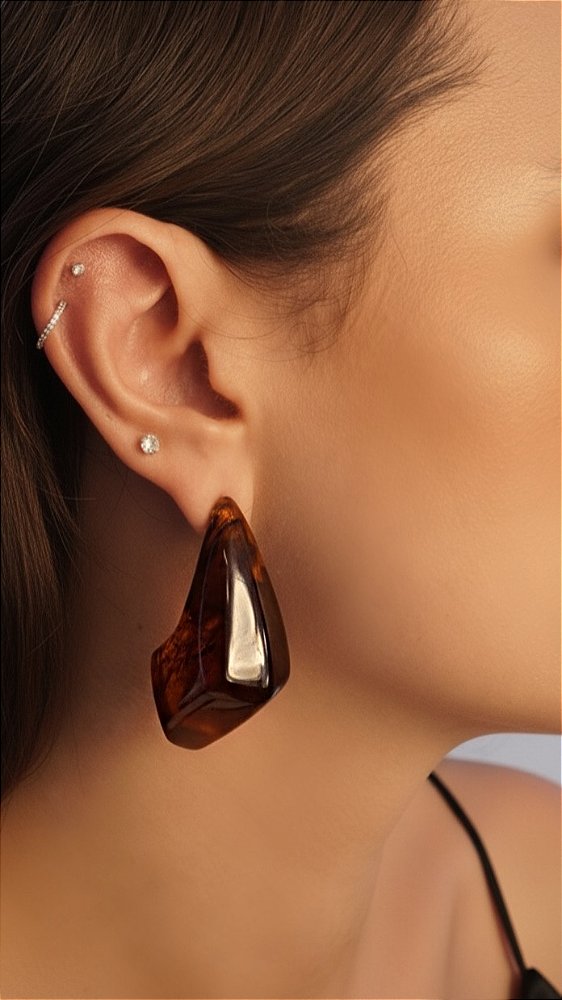 Brinco Geométrico Resina Marrom