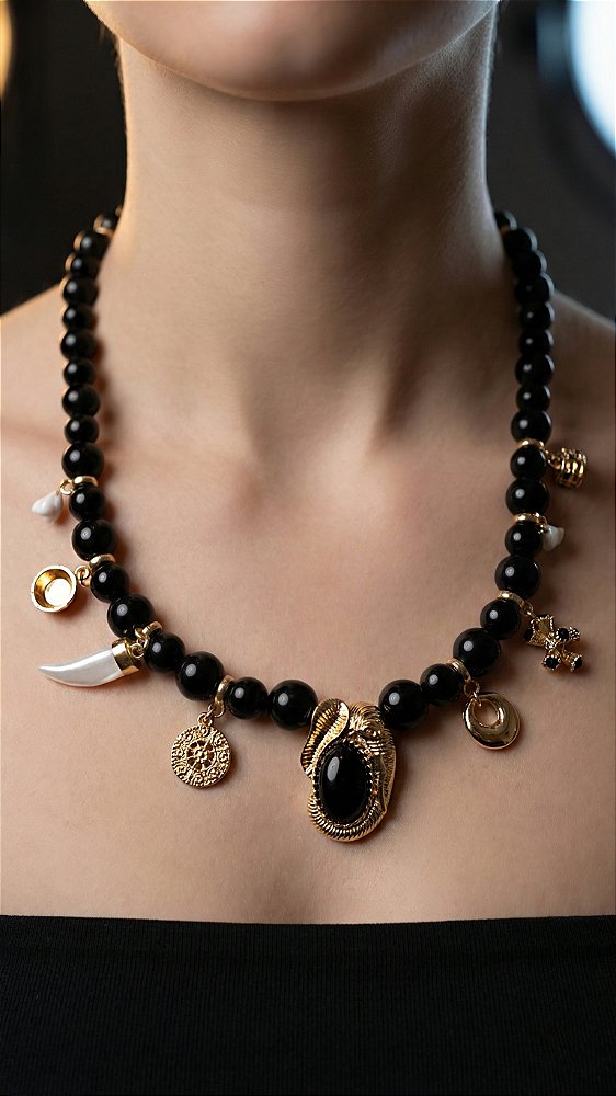 Colar Esferas Resina Preta Pingentes Dourado