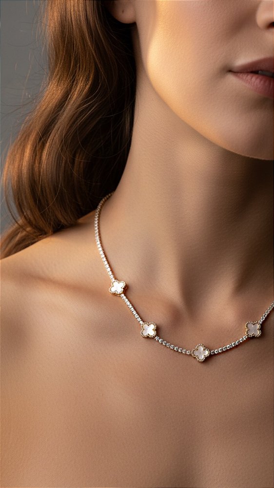 Colar Insp Van Cleef Alhambra Madrepérola Dourado