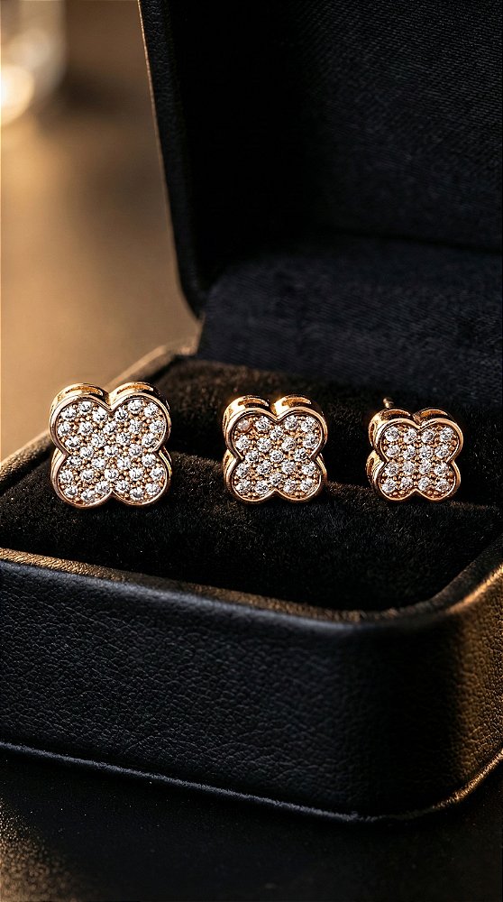 Brinco Trio Insp Van Cleef Alhambra Cravejada Dourado