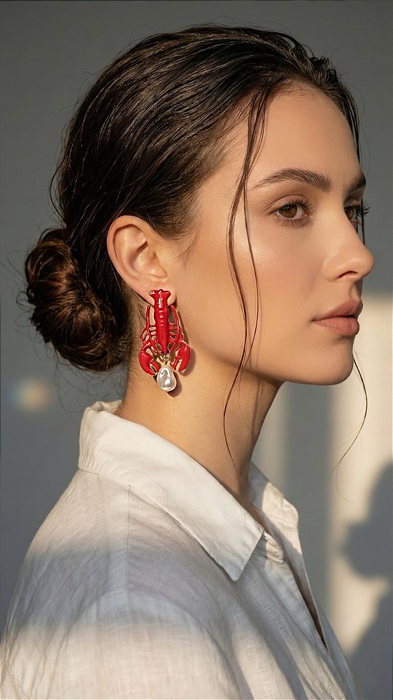 Brinco Lagosta Esmaltado Vermelho Composê Pérola