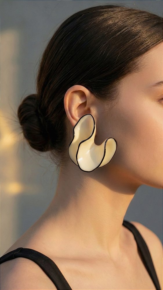 Brinco Flor Duo Resina P&B Branca