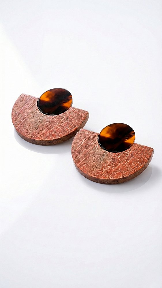 Brinco Leque Madeira Detalhe Resina Marrom